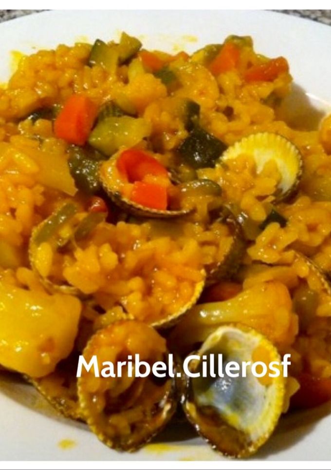 Una foto de Arroz con verduras y berberechos