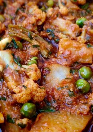 આલૂ ગોબી મટર મસાલા (Aloo Gobi Matar Masala Recipe In Gujarati) રેસીપી મુખ્ય ફોટો