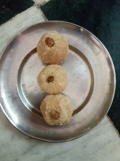 नारियल लड्डू (Nariyal Ladoo recipe in Hindi) रेसिपी मुख्य फोटो