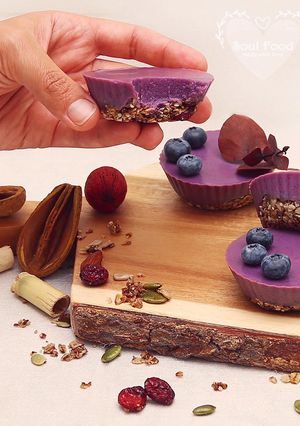 Foto de Copos de Mirtilos e Açaí numa base de Granola Crocante
