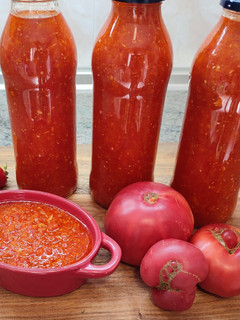 Una foto de Salsa picante de tomates y manzanas