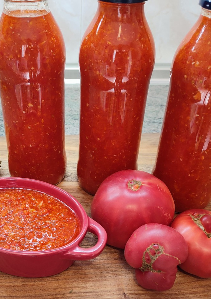 Una foto de Salsa picante de tomates y manzanas