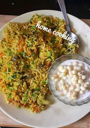 व्हेज पनीर बिर्याणी (Veg Paneer Biryani Recipe In Marathi) रेसिपी चे मुख्य फोटो