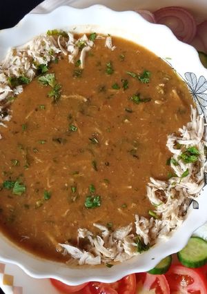 A picture of Chicken Resha Daal.
