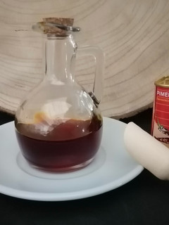 Una foto de Aceite al ajo y pimentón picante