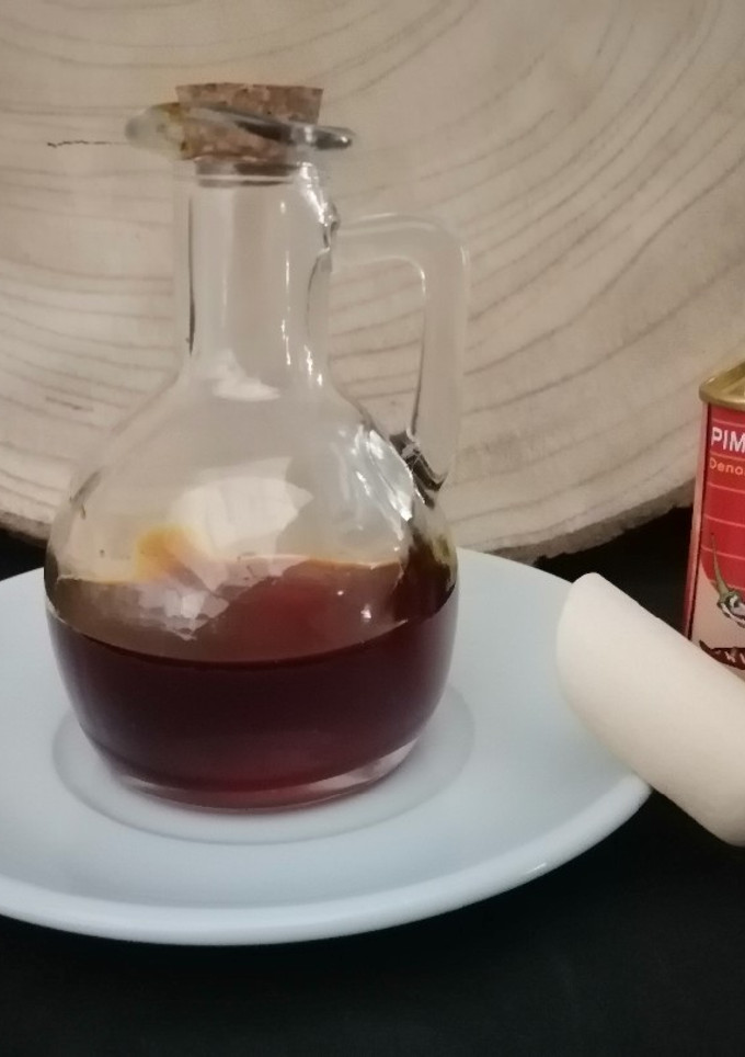 Una foto de Aceite al ajo y pimentón picante
