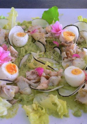 Une photo de Salade de poisson,crème d'avocat,radis noir et œufs  de cailles