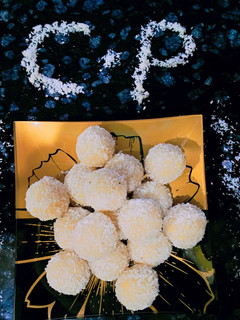 नारियल के लड्डू (nariyal ke ladoo recipe in Hindi) रेसिपी मुख्य फोटो