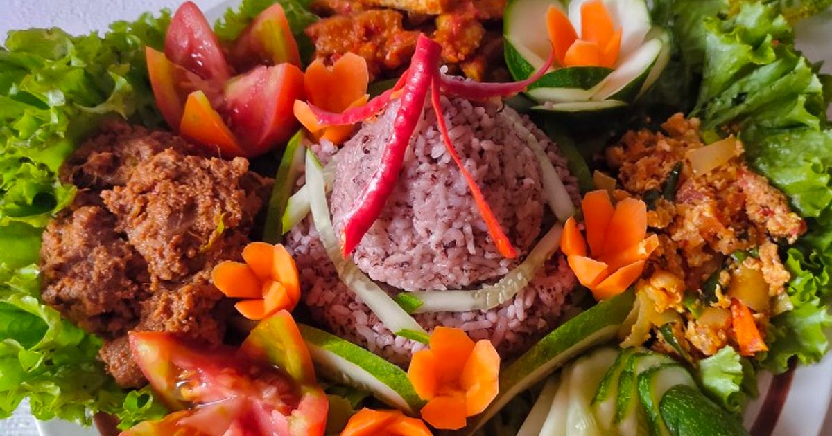Nasi Tumpeng Hitam (Nasi uduk Hitam)