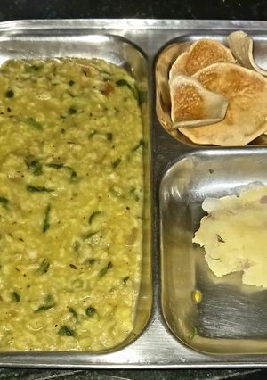 खिचड़ी विथ पालक (khichdi with palak recipe in Hindi) रेसिपी मुख्य फोटो