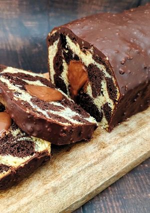 Une photo de Cake marbré léger avec glaçage rocher