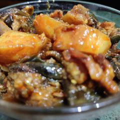 A picture of Aloo & brinjal fry curry.