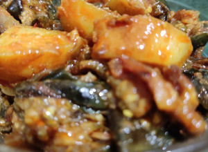 A picture of Aloo & brinjal fry curry.