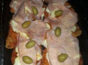 Una foto de carne con papines
