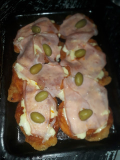 Una foto de Milanesa napolitana con papas bravas