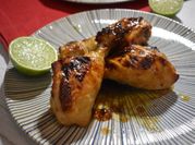 Una foto de muslo de pollo al horno con miel