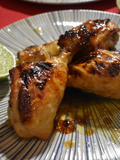 Una foto de Muslos de pollo a la miel y lima