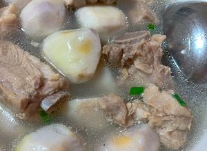 Hình của món Sườn ninh khoai sọ.