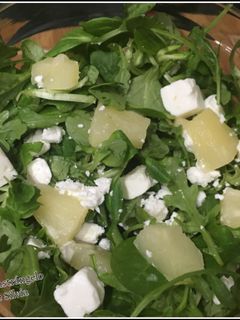 Una foto de Ensalada verde con piña y queso feta