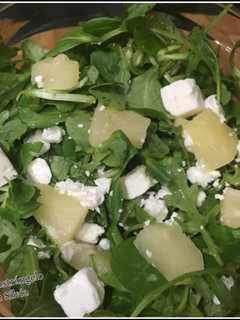 Una foto de Ensalada verde con piña y queso feta