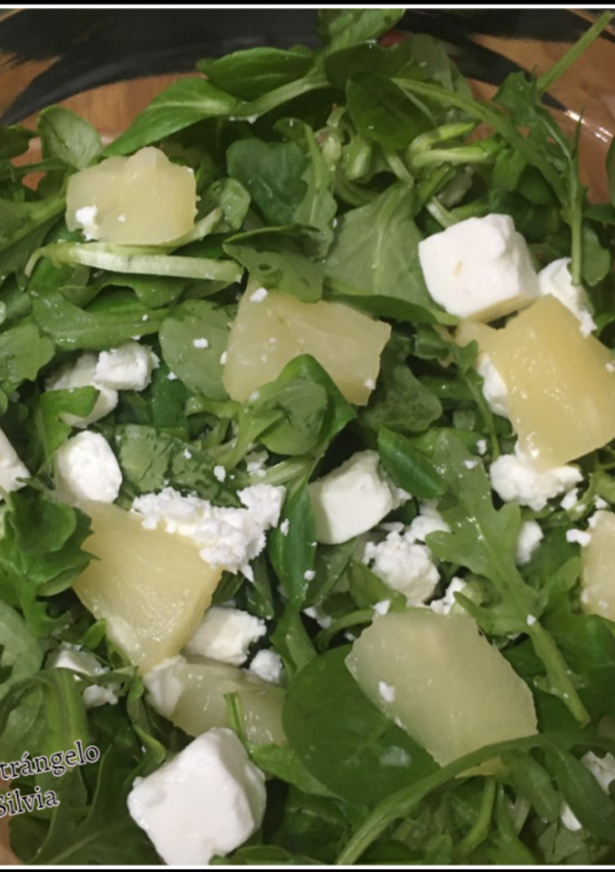 Una foto de Ensalada verde con piña y queso feta