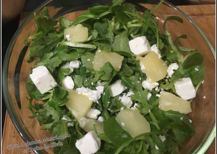 Ensalada verde con piña y queso feta