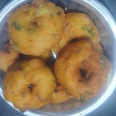 A picture of Medu Vada.