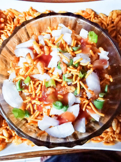 टेस्टी टेस्टी आलू चाट (Tasty Tasty aloo chaat recipe in Hindi) रेसिपी मुख्य फोटो
