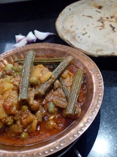 मिक्स वेज सब्जी (Mix Veg Sabzi recipe in hindi) रेसिपी मुख्य फोटो