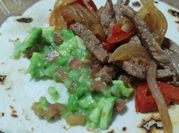 Una foto de guacamole con tabasco