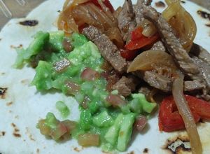 Una foto de Guacamole con palta fresca