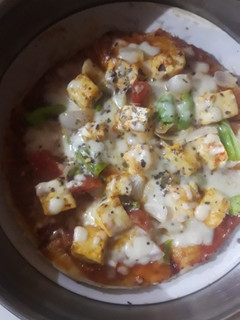 પનીર પીઝા (Paneer Pizza Recipe In Gujarati) રેસીપી મુખ્ય ફોટો