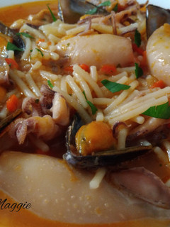 Una foto de Fideos con calamares