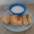 Pastelitos y tequeños. Con salsa tártara a lo zuliano