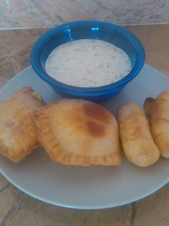 Una foto de Pastelitos y tequeños. Con salsa tártara a lo zuliano