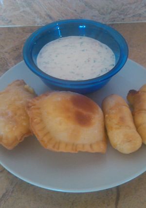 Una foto de Pastelitos y tequeños. Con salsa tártara a lo zuliano