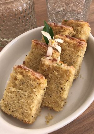 Una foto de Budín de limón y semillas de amapola