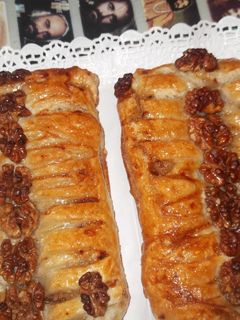 Una foto de Trenzas de hojaldre  rellenas de cabello de ángel con nueces