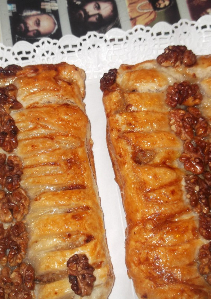 Una foto de Trenzas de hojaldre  rellenas de cabello de ángel con nueces