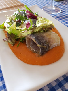 Una foto de Sardina marinada y salmorejo asado