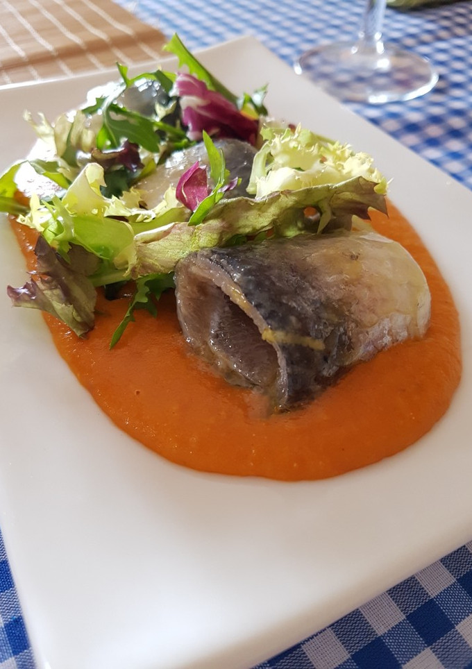 Una foto de Sardina marinada y salmorejo asado