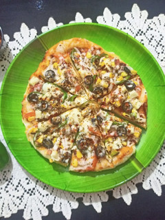 ચીઝ બસ્ટ પિઝા (Cheese Burst Pizza Recipe in Gujarati) રેસીપી મુખ્ય ફોટો
