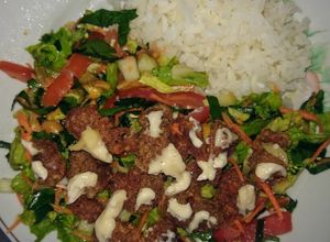 Una foto de Ensalada con trocitos de trucha apanados