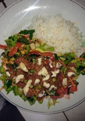 Una foto de Ensalada con trocitos de trucha apanados