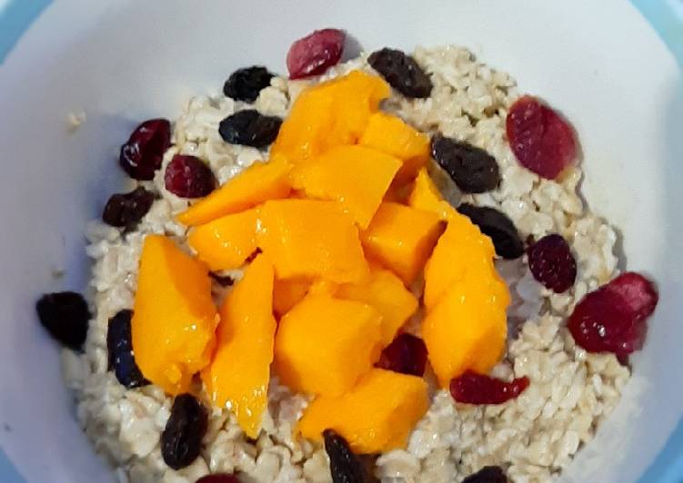 Overnight Oatmeal with Mango