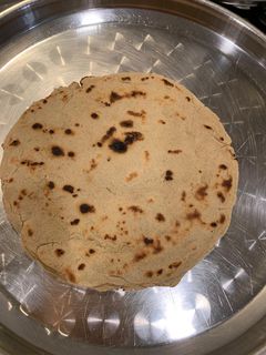જુવાર નો રોટલો (Jowar Rotlo Recipe In Gujarati) રેસીપી મુખ્ય ફોટો