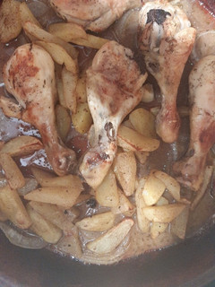 Una foto de Muslos de pollo al horno con patatas