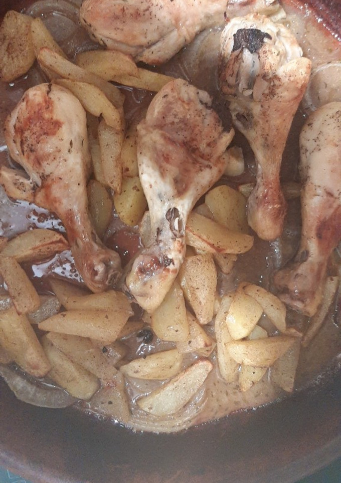 Una foto de Muslos de pollo al horno con patatas