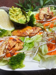 Una foto de Tacos de lechuga con pollo