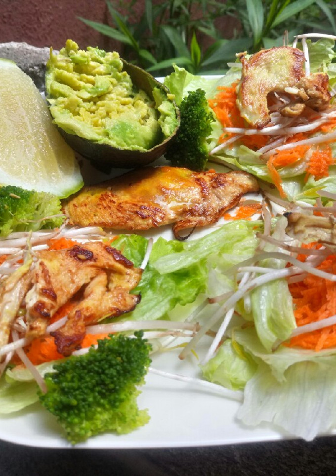 Una foto de Tacos de lechuga con pollo